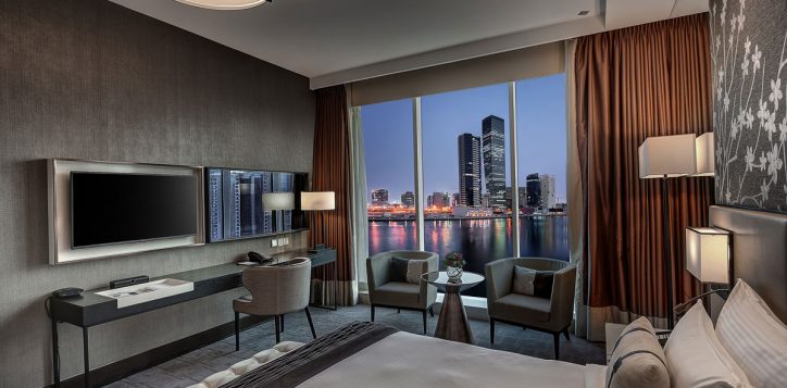 deluxe-king-canal-view-room-pullman-dubai-downtown-2-2