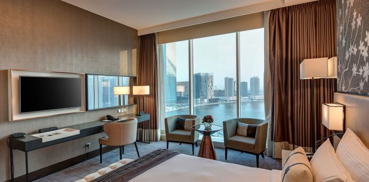 deluxe-king-canal-view-room-pullman-dubai-downtown-2-3